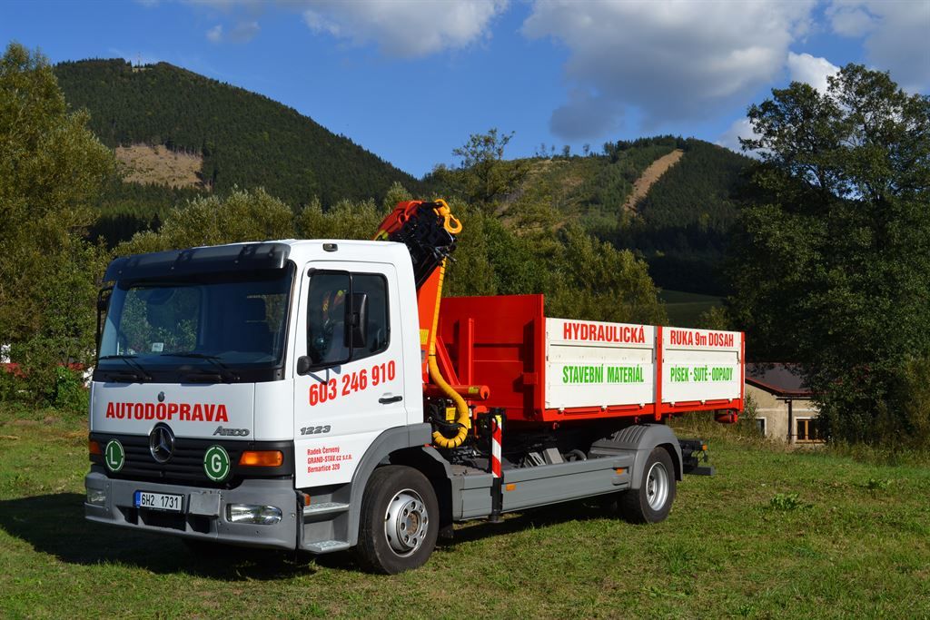 Nákladní automobil s hydraulickou rukou a nosičem na přepravu kontejnerů, nosnost 12 tun