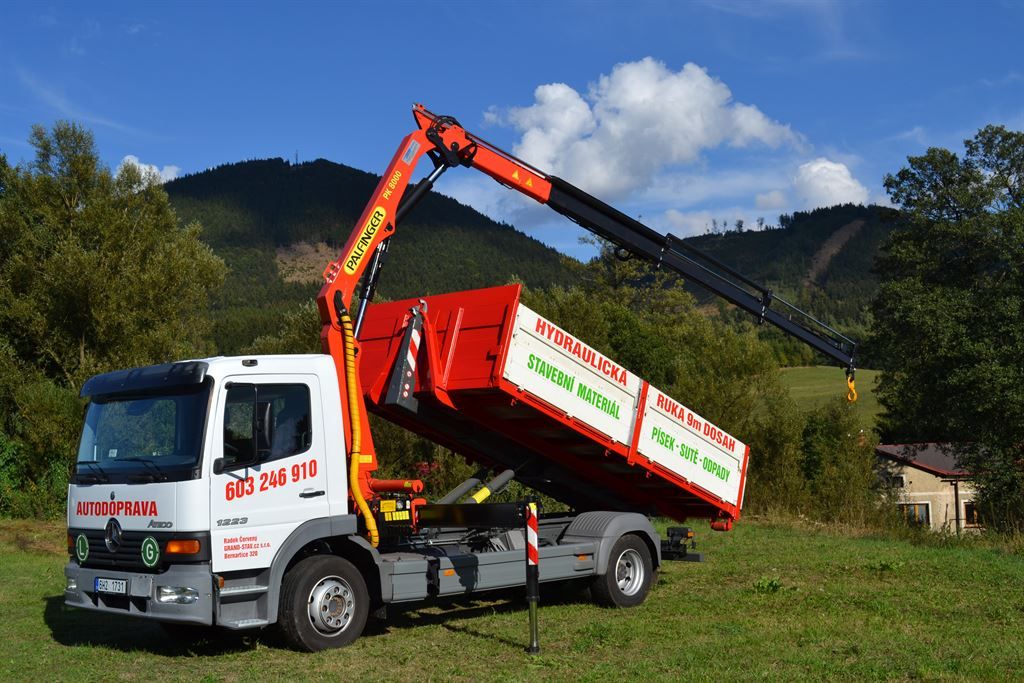 Nákladní automobil s hydraulickou rukou a nosičem na přepravu kontejnerů, nosnost 12 tun