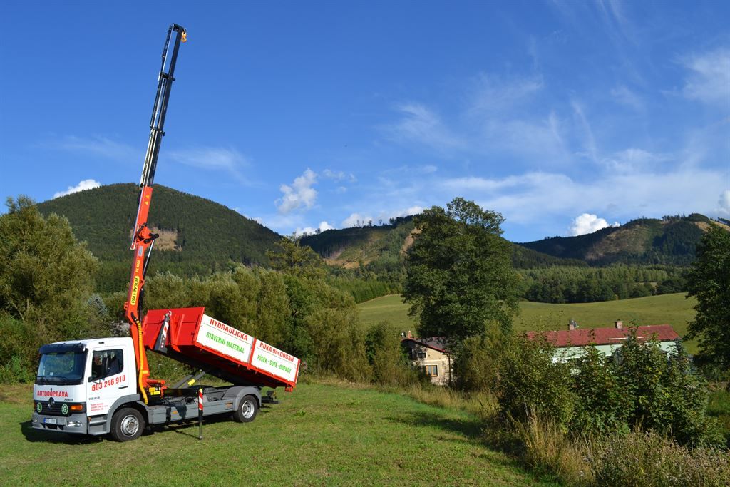 Nákladní automobil s hydraulickou rukou a nosičem na přepravu kontejnerů, nosnost 12 tun