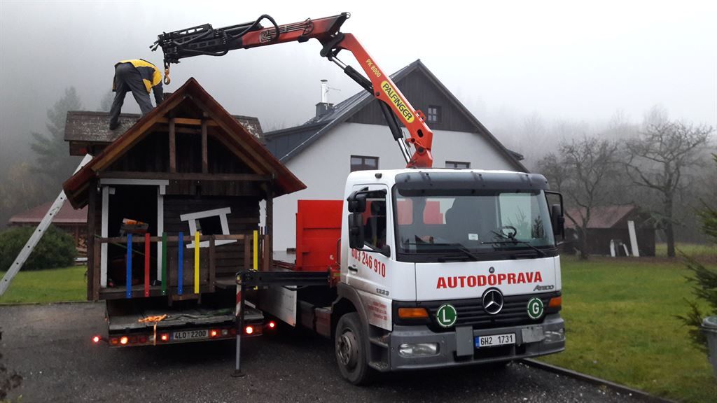 Nákladní automobil s hydraulickou rukou a nosičem na přepravu kontejnerů, nosnost 12 tun Trutnov