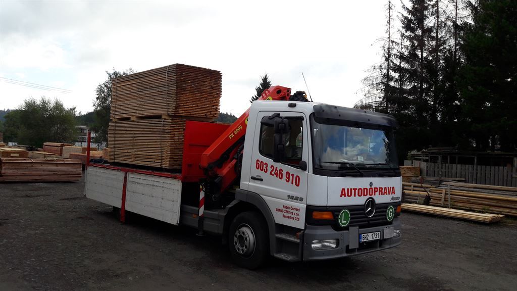 Nákladní automobil s hydraulickou rukou a nosičem na přepravu kontejnerů, nosnost 12 tun Trutnov