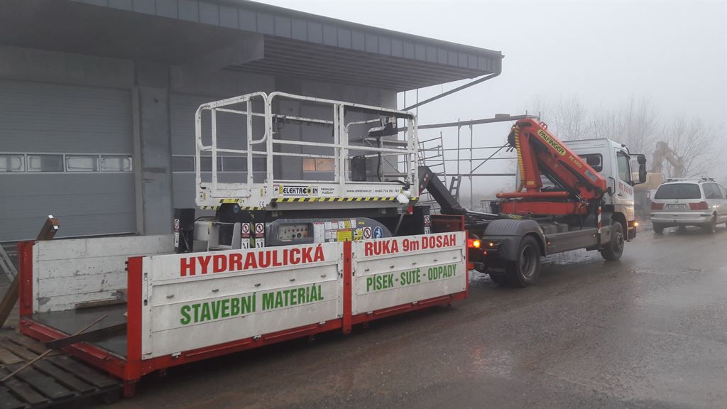 Nákladní automobil s hydraulickou rukou a nosičem na přepravu kontejnerů, nosnost 12 tun Trutnov