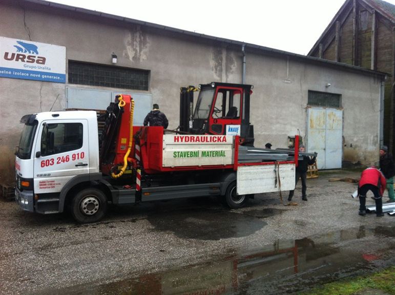 Nákladní automobil s hydraulickou rukou a nosičem na přepravu kontejnerů, nosnost 12 tun Trutnov